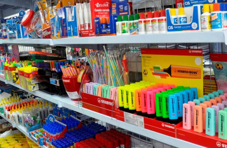 Como planejar e economizar nas compras de material escolar em meio aos desafios do orçamento familiar