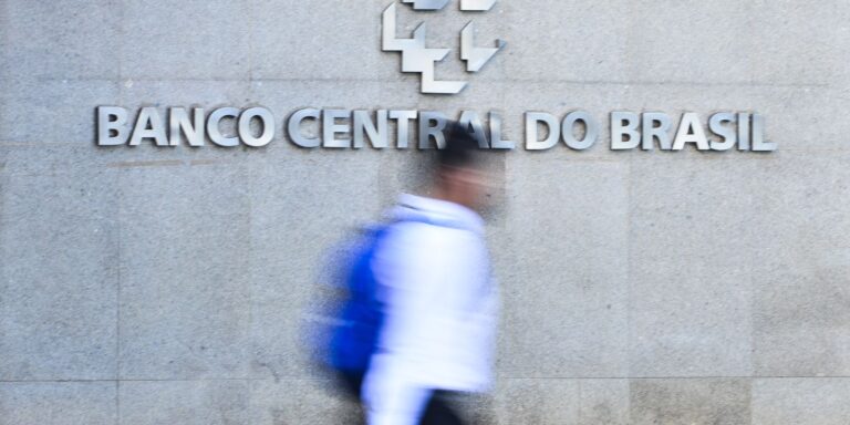 Contas externas têm saldo negativo de US$ 68,8 bilhões em 2025