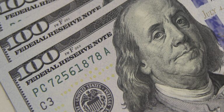 Dólar cai para R$ 5,01, e bolsa renova recorde com ajuda do exterior