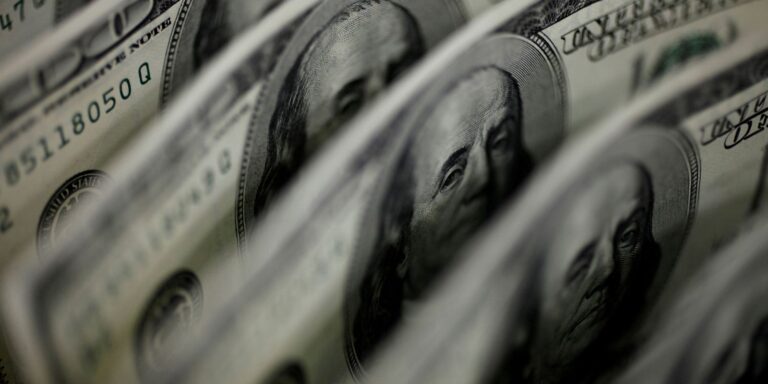 Dólar encosta em R$ 5,25 com agravamento da guerra no Oriente Médio