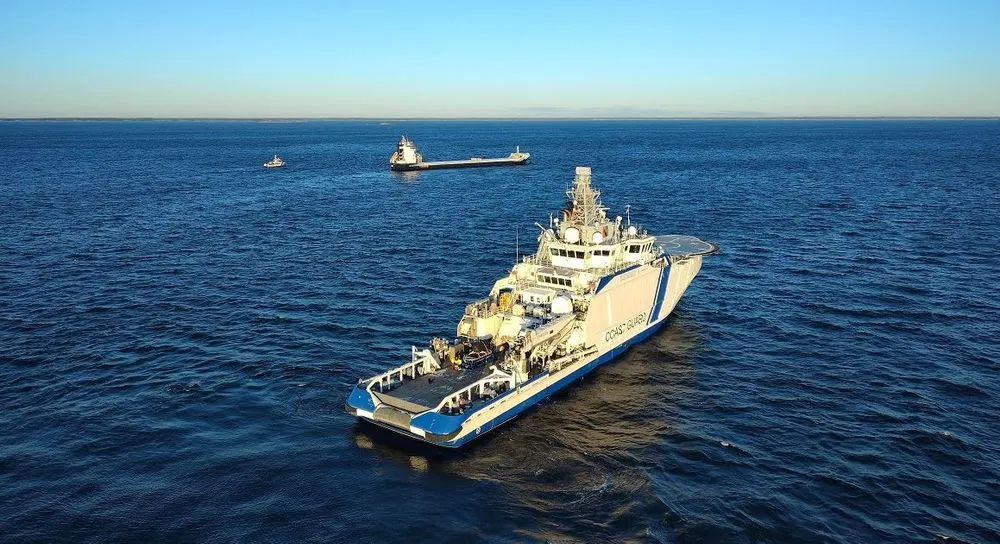 foto divulgada pela Guarda de Fronteiras da Finlândia em 31 de dezembro de 2025, mostrando um navio da Guarda Costeira e outras embarcações não especificadas.