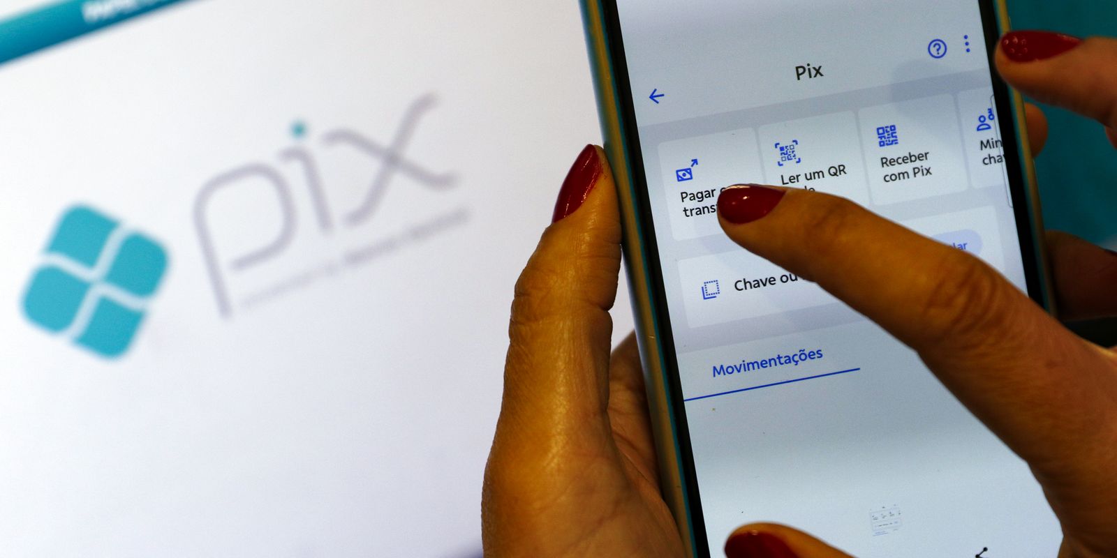 Receita Federal volta a negar taxação do Pix e alerta para golpes