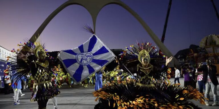Desfiles do Grupo Especial abrem Carnaval com enredos potentes