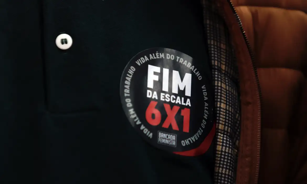 73% dos brasileiros apoiam fim da escala 6×1, diz pesquisa