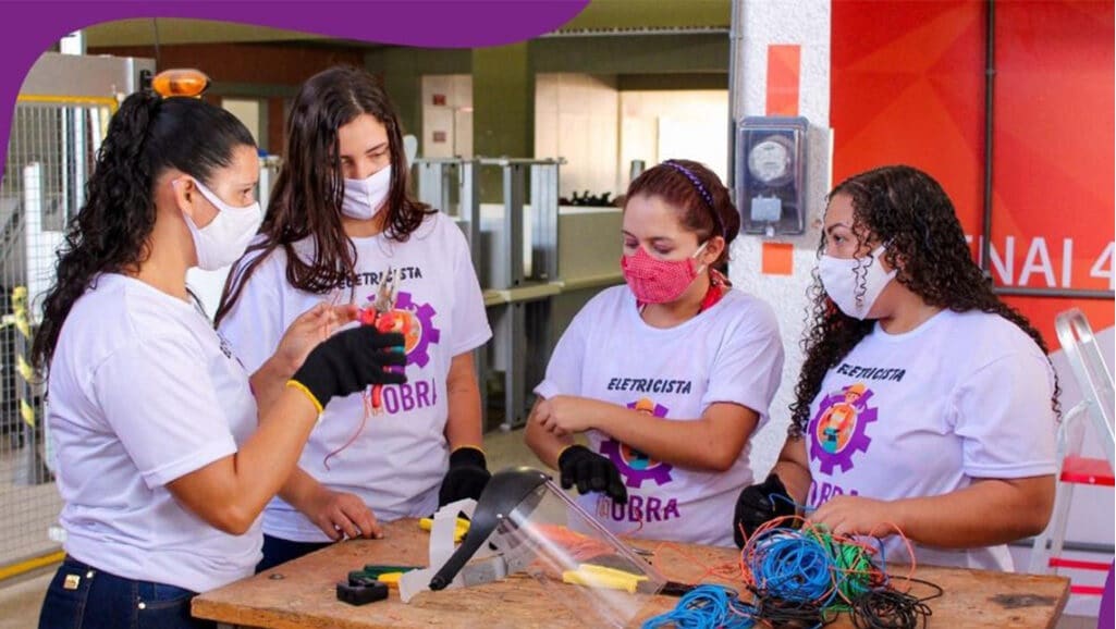 curso de capacitação em construção civil da ela faz divulgação