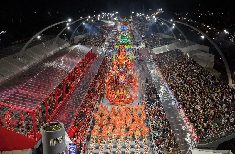 Lula, Ney Matogrosso, mestre Sacaca e príncipe africano da cultura gaúcha são os destaques na Sapucaí nesta noite