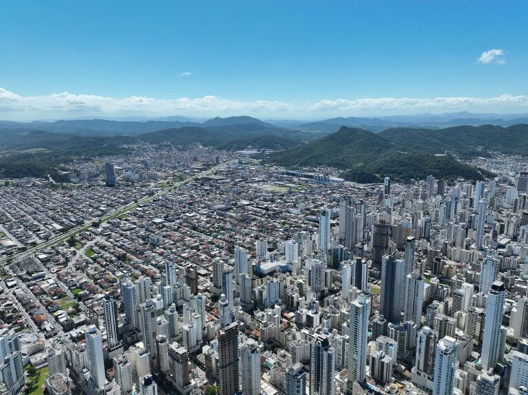 Mais da metade dos municípios de SC distribui água contaminada com agrotóxicos à população, diz MP