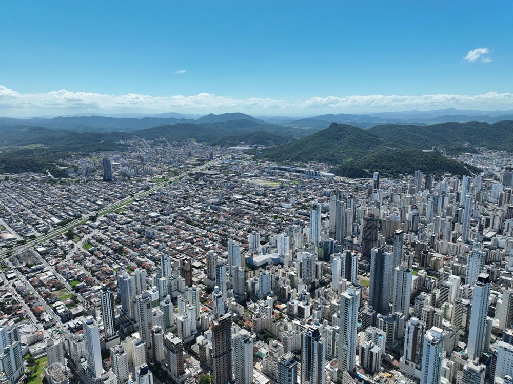 Mais da metade dos municípios de SC distribui água contaminada com agrotóxicos à população, diz MP