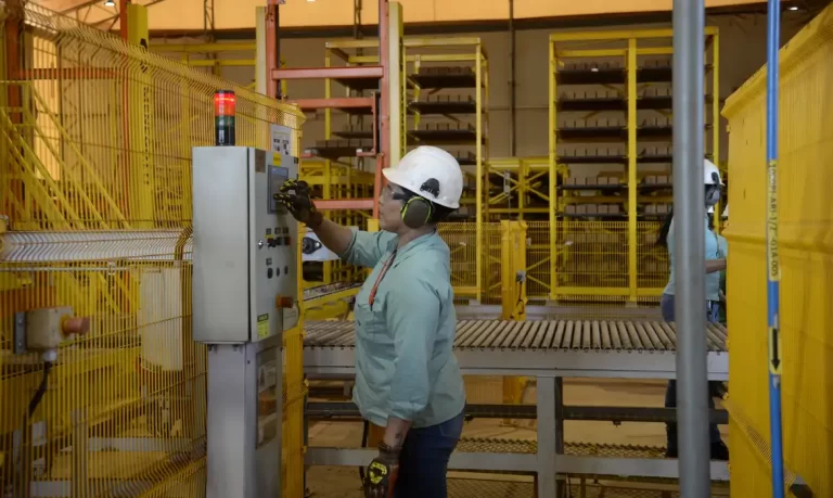 Mercado de trabalho pode absorver fim da escala 6×1, diz Ipea