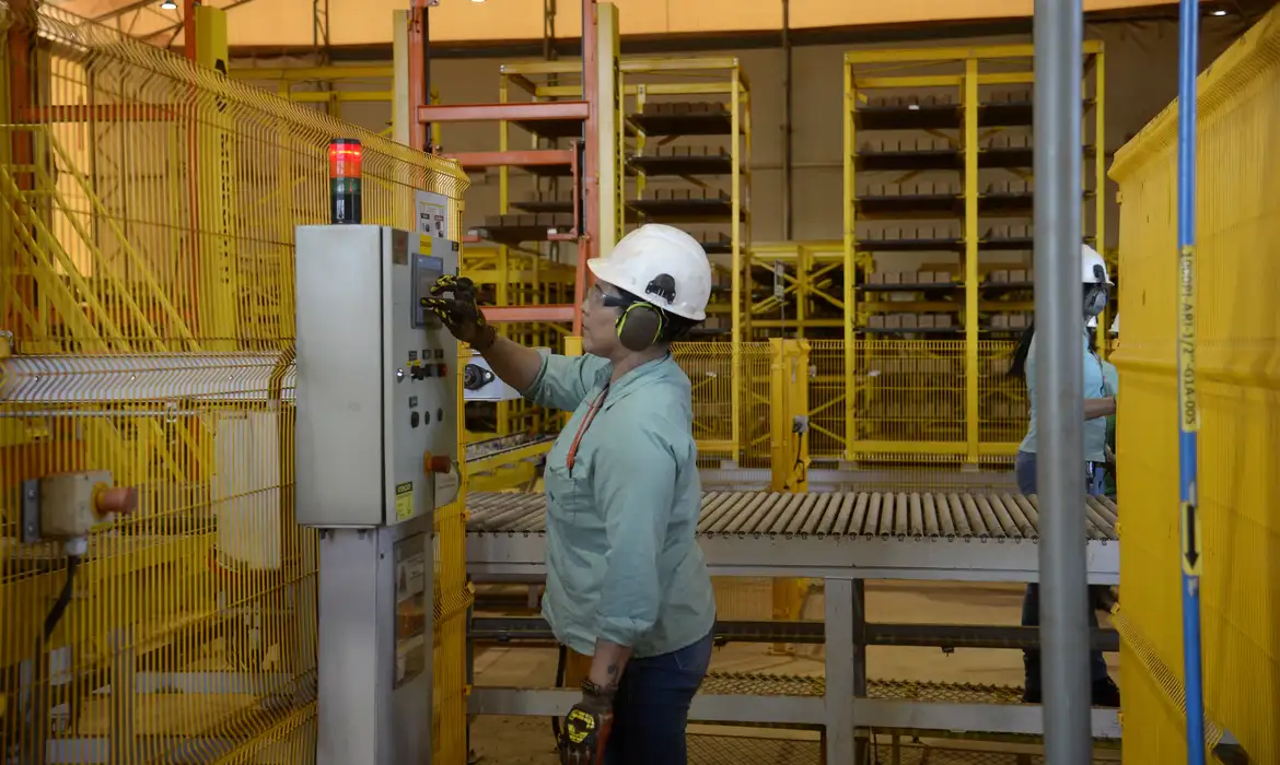 Mercado de trabalho pode absorver fim da escala 6×1, diz Ipea