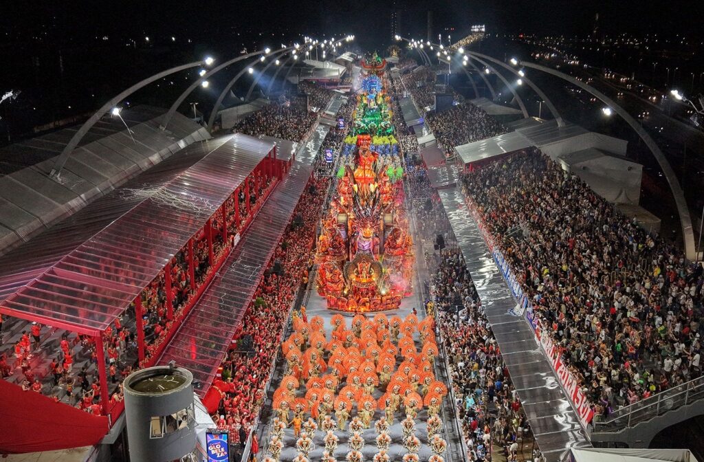 Primeiro dia de desfiles em São Paulo teve chuva, sambódromo lotado e Erika Hilton com faixa presidencial