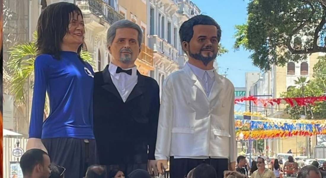 Wagner Moura e Kleber Mendonça viram bonecos no carnaval de Olinda
