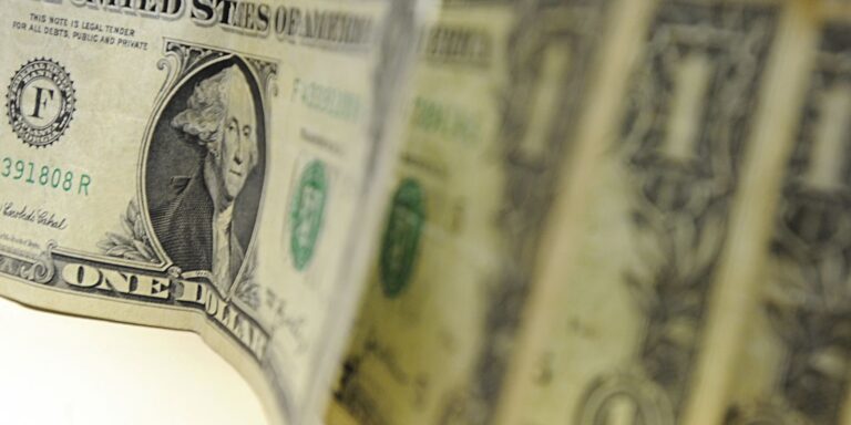 Dólar cai para R$ 5,24, e bolsa sobe 3,24% após fala de Trump