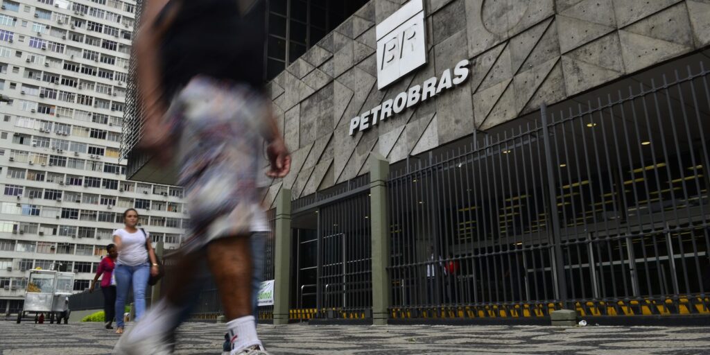 Petrobras diz entregar todo o combustível produzido nas refinarias