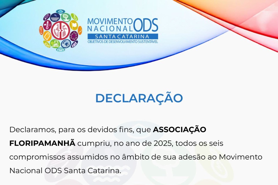 Arte gráfica de declaração com logomarca colorida no topo e faixas curvas azuis, laranja e vermelha. Texto: “MOVIMENTO NACIONAL ODS SANTA CATARINA. OBJETIVOS DE DESENVOLVIMENTO SUSTENTÁVEL”. Ao centro, o título “DECLARAÇÃO”. Abaixo: “Declaramos, para os devidos fins, que ASSOCIAÇÃO FLORIPAMANHÃ cumpriu, no ano de dois mil e vinte e cinco, todos os seis compromissos assumidos no âmbito de sua adesão ao Movimento Nacional ODS Santa Catarina.”