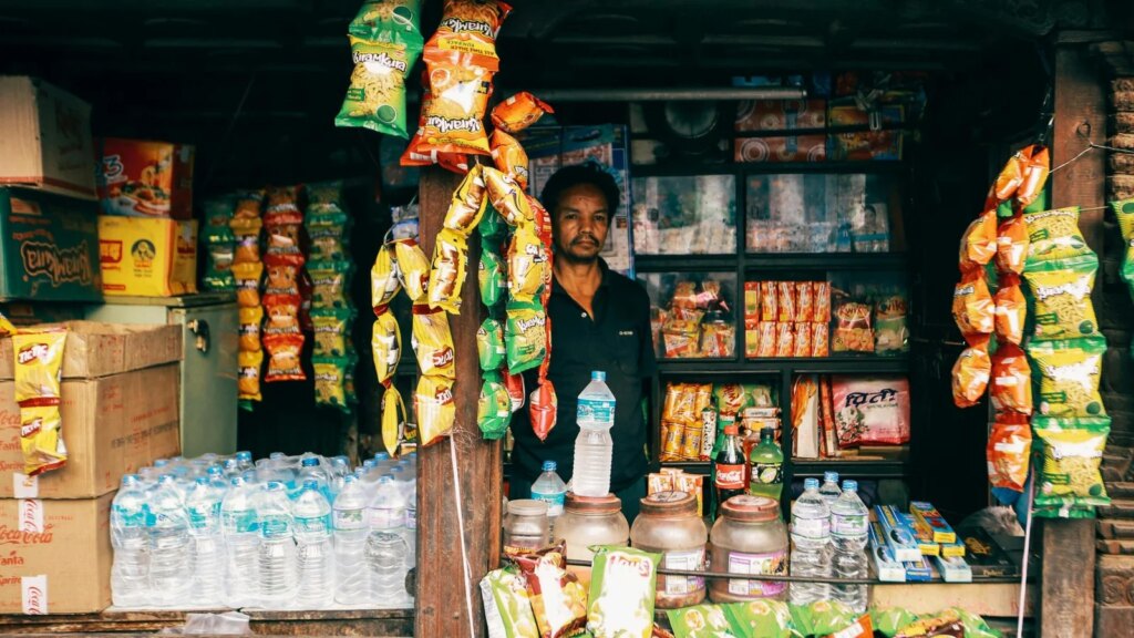 O cardápio nas calçadas: como o entorno das escolas privadas virou vitrine de ultraprocessados e álcool